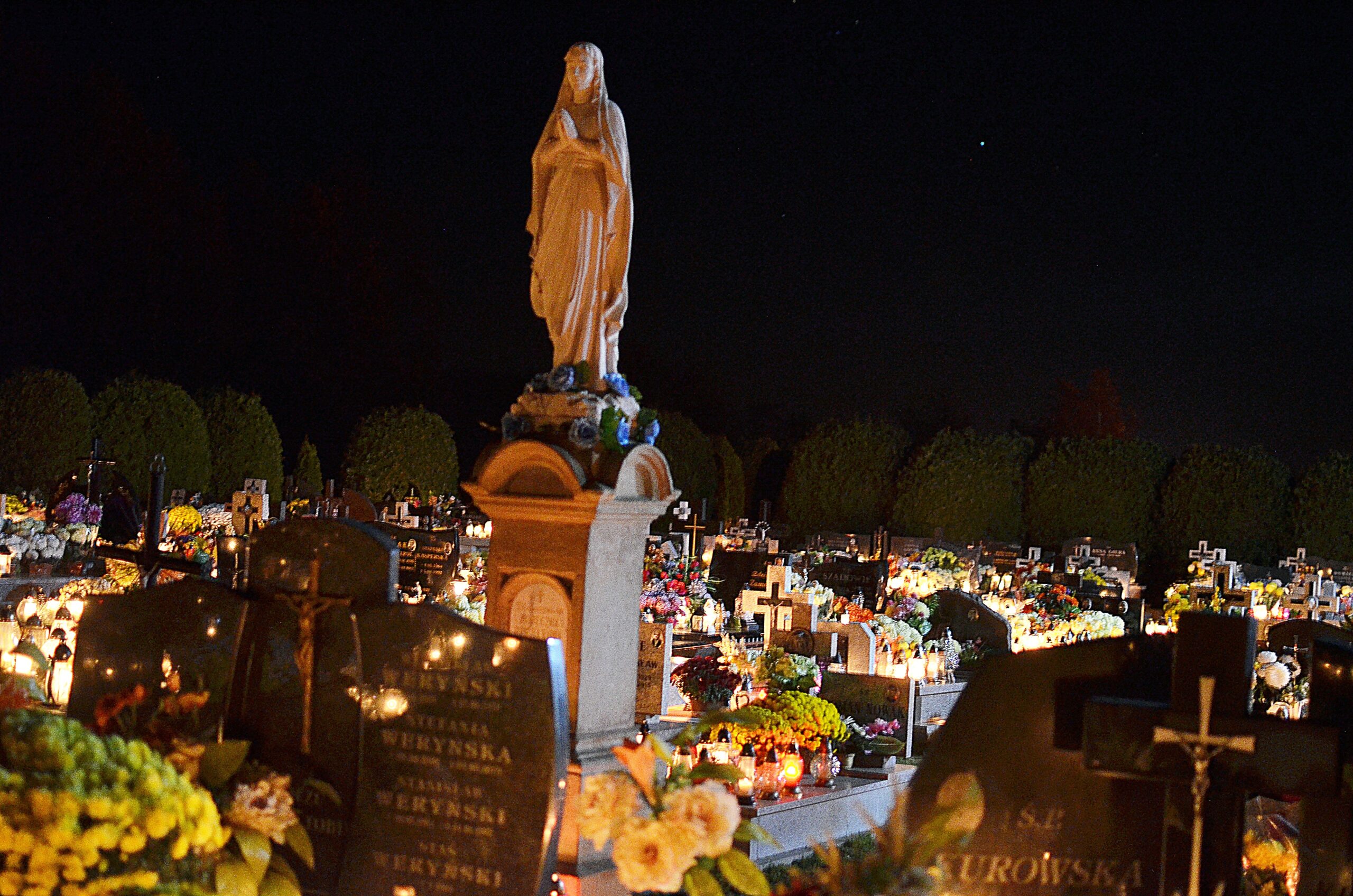 Uroczystość Wszystkich Świętych: Cmentarz parafialny nocą